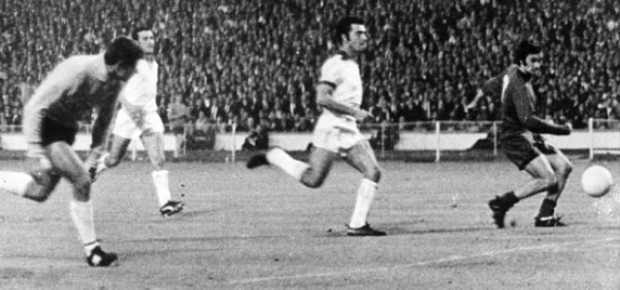 SL Benfica 1-4 Manchester United FC (after extra time) - European Champion Clubs' Cup 1967-1968 Final - Goal di George Best (2)