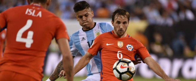 Chile's Jose Fuenzalida (R) controls the ball in front of Argentina's Marcos Rojo (C) and Chile's Mauricio Isla during the Copa America Centenario final in East Rutherford, New Jersey, United States, on June 26, 2016. / AFP / NELSON ALMEIDA (Photo credit should read NELSON ALMEIDA/AFP/Getty Images)