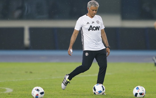 Jose+Mourinho+Manchester+United+Pre+game+Training+bM6GR1s52q3x