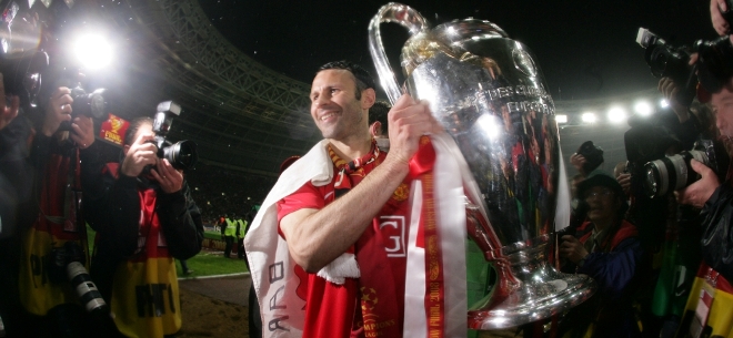 MOSCOW - MAY 21: Ryan Giggs of Manchester United lifts the trophy during UEFA Champions League Final match between Manchester United and Chelsea held at the Luzhniki Stadium on May 21, 2008 in Moscow, Russia. (Photo by Vladimir Rys/Getty Images) *** Local Caption ***